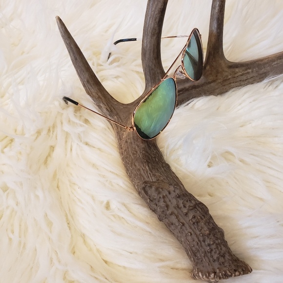 Rose Gold Aviator Style Sunglasses - Picture 4 of 4